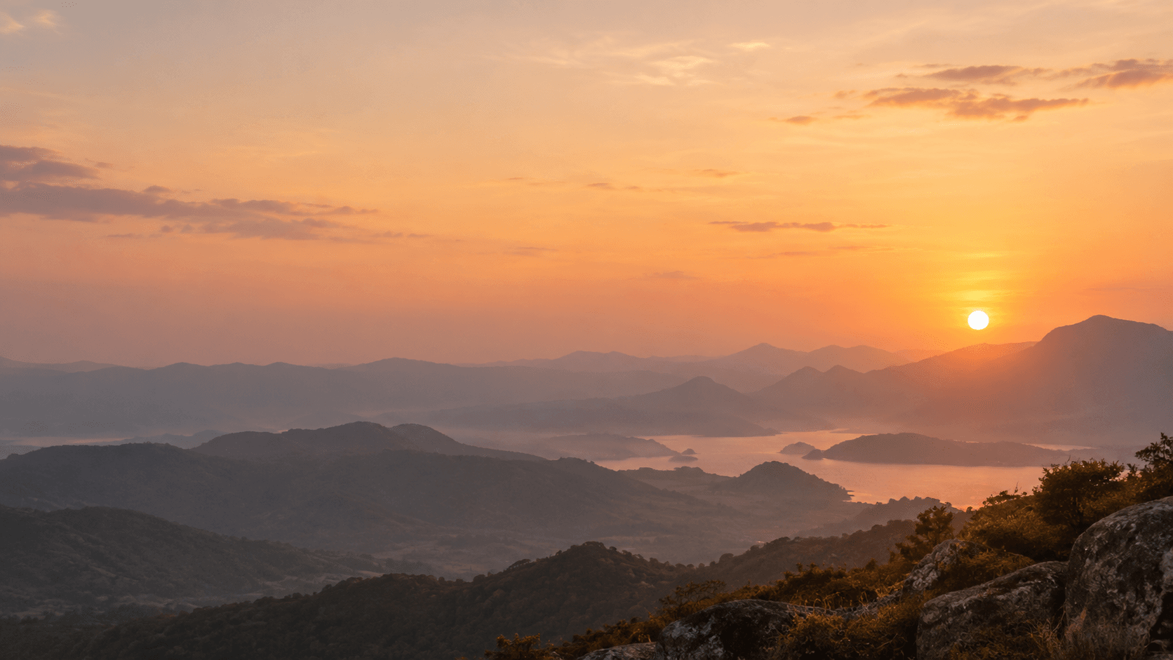 Paisagem de montanhas ao pôr do sol